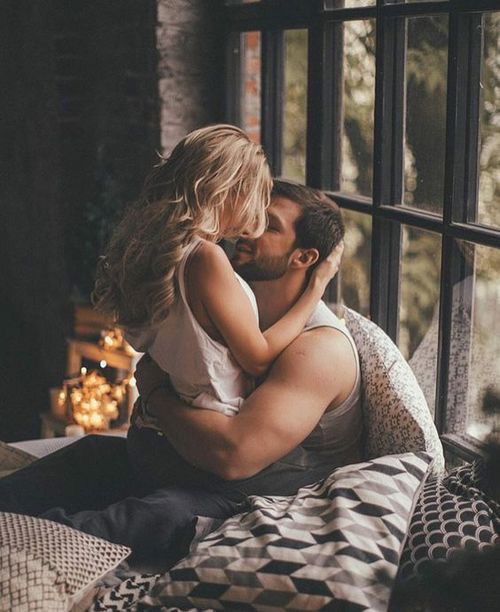 Jest bardziej zainteresowany tobą niż na co dzień, zadaje masę pytań