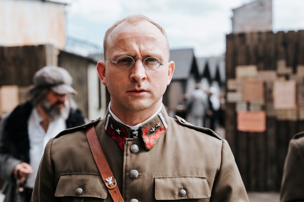 Serial „Król” – kiedy i gdzie oglądać nowy serial Canal Plus? Obsada, zdjęcia, zwiastun