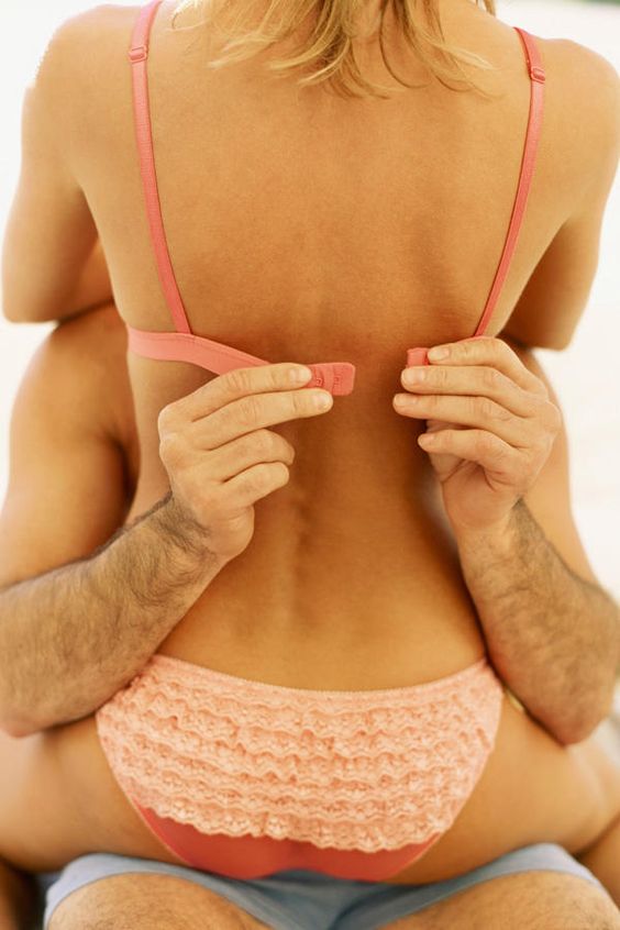 Zmienia swoje zwyczaje w pracy i długo przebywa poza domem