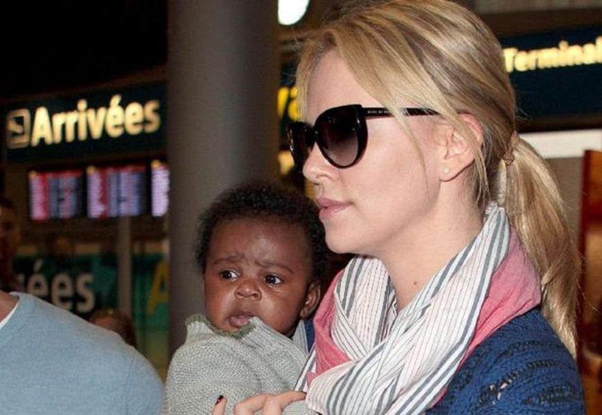 Charlize Theron jest zachwycona macierzyństwem. „Najchętniej nie wychodziłabym w ogóle z domu. Mogę na Jacksona patrzeć godzinami” – zdradzała. Przyznała też, że w opiece nad maluchem bardzo pomaga jej matka Gerda.