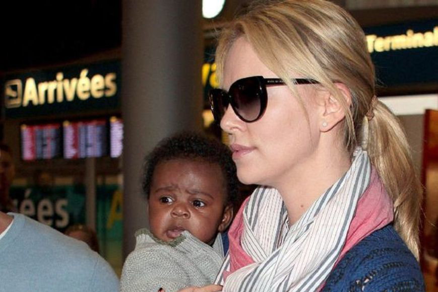 Charlize Theron jest zachwycona macierzyństwem. „Najchętniej nie wychodziłabym w ogóle z domu. Mogę na Jacksona patrzeć godzinami” – zdradzała. Przyznała też, że w opiece nad maluchem bardzo pomaga jej matka Gerda.