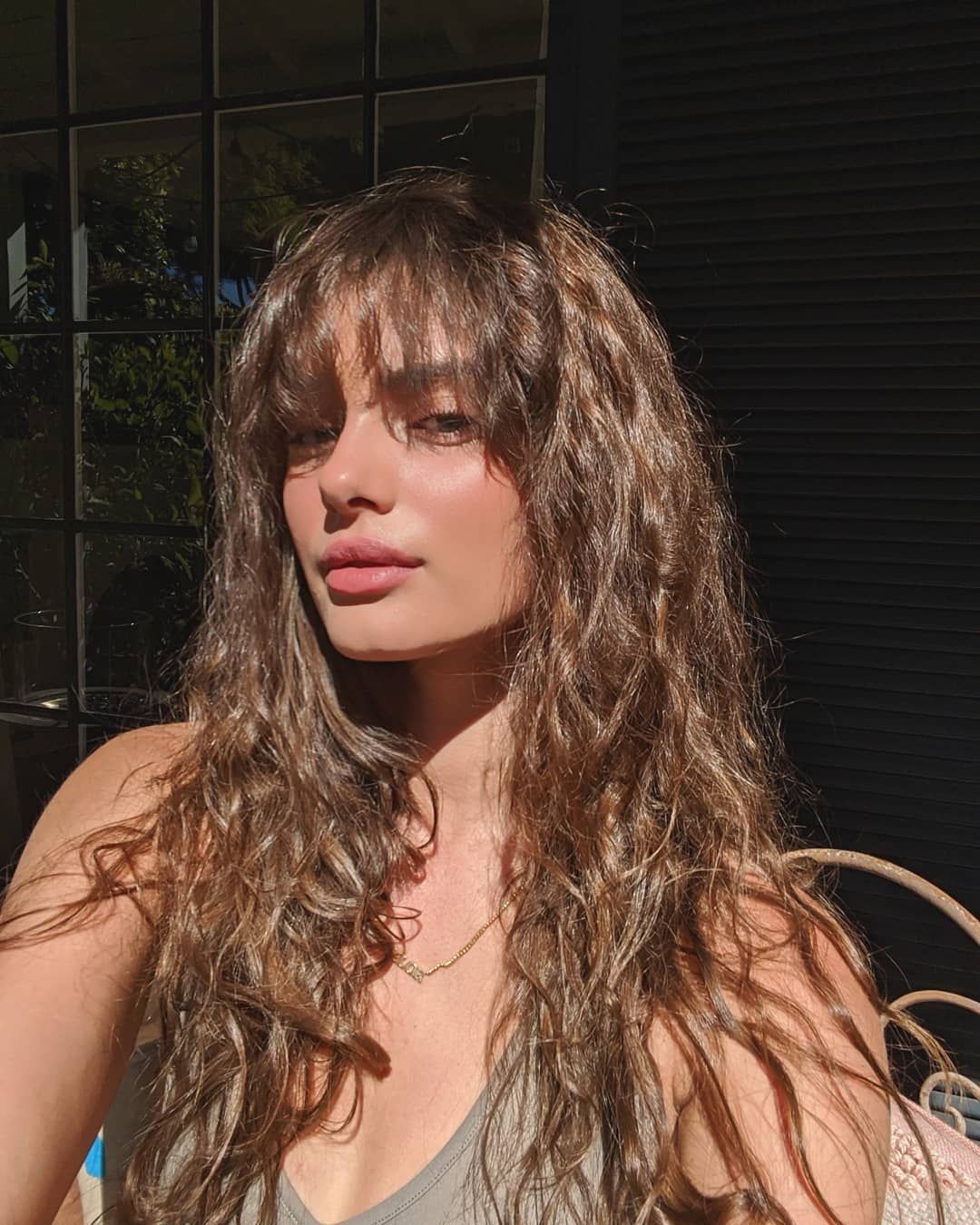 Dlaczego włosy się puszą? Fryzjer wyjaśnia, jak z tym walczyć