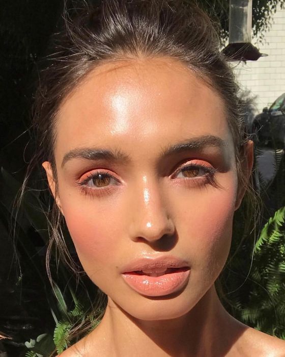 Dewy skin - jak uzyskać efekt "zroszonej skóry"?