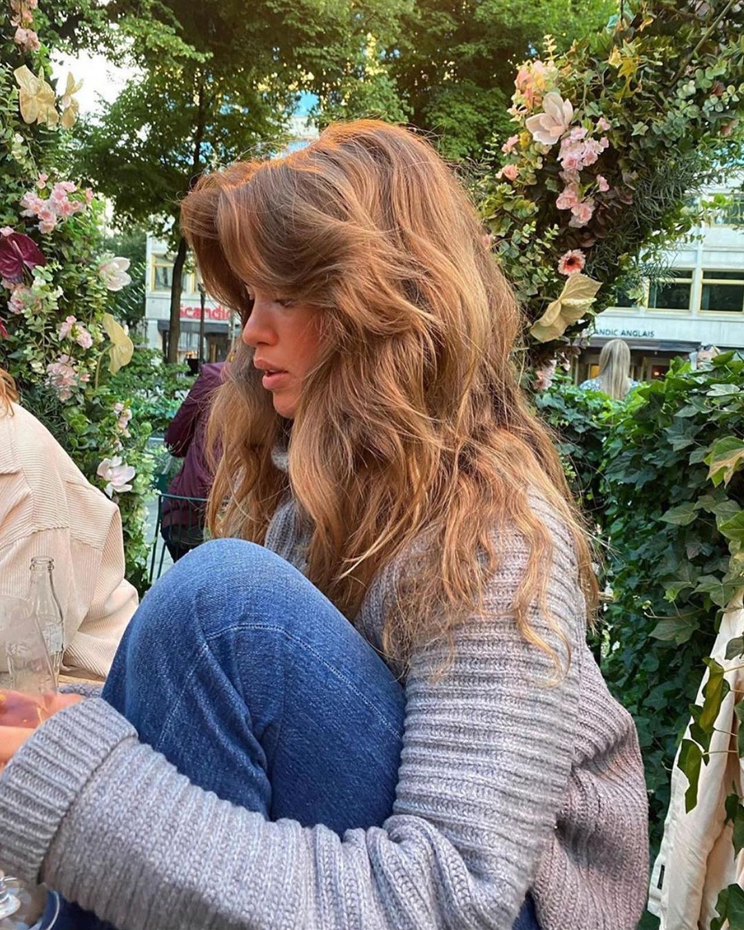 Fale w stylu lat 70. - jak wykonać fryzurę, która podbija Instagram?