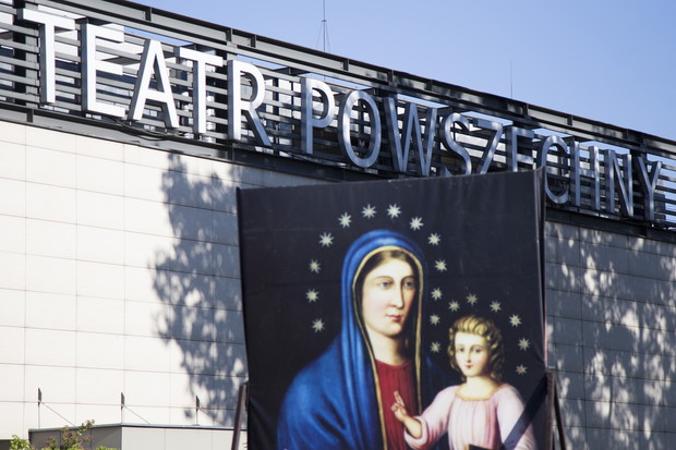 Demonstracje przeciwko wystawianiu sztuki Klątwa w Teatrze Powszechnym