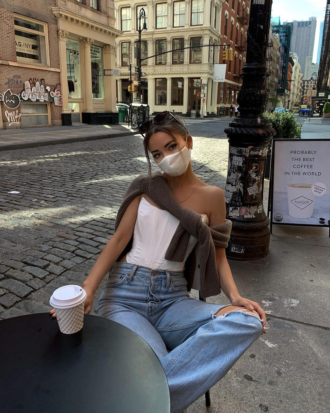 Jedwabne maseczki na twarz - dlaczego są lepsze niż bawełniane i jakie mają korzyści dla skóry?