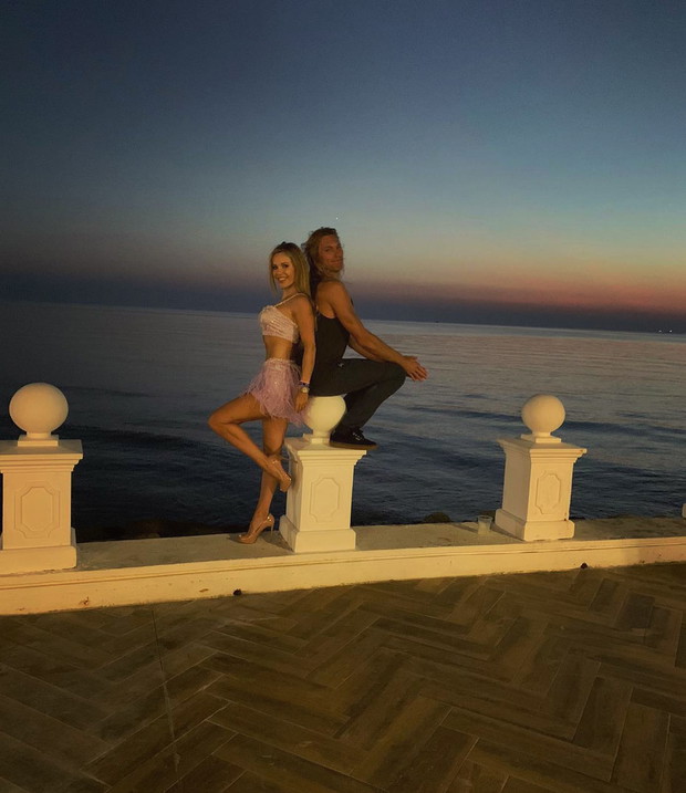 Kim jest Max Hodges?