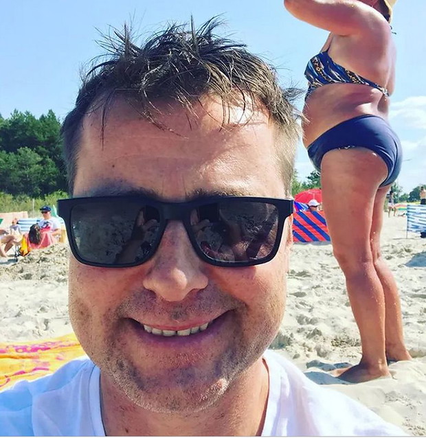 Michał Paszczyk z kabaretu Paranienormalni przeprasza za zdjęcie z plaży: Życzono mi szybkiej śmierci, mojej rodzinie białaczki