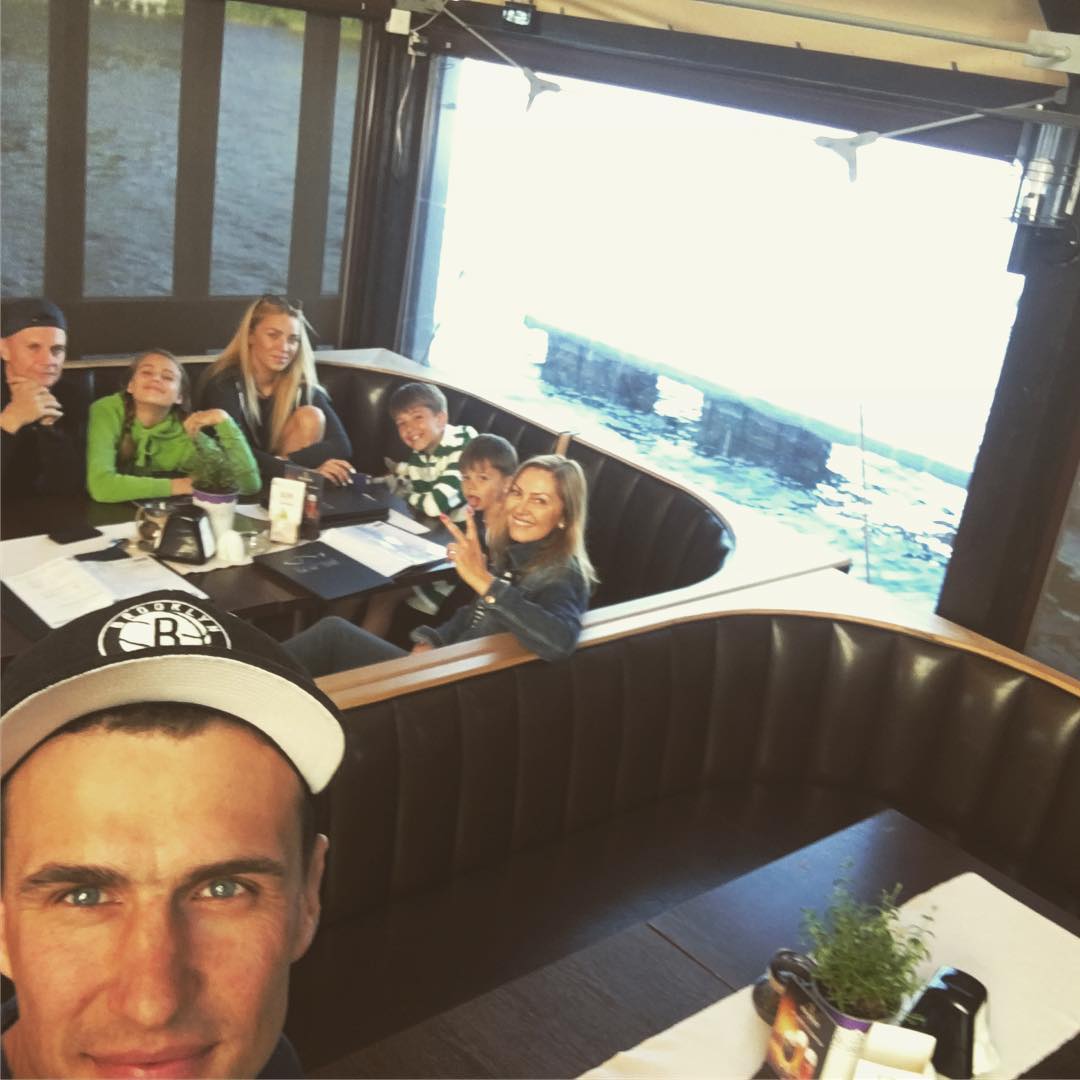 Jarosław Bieniuk z rodziną i przyjaciółmi