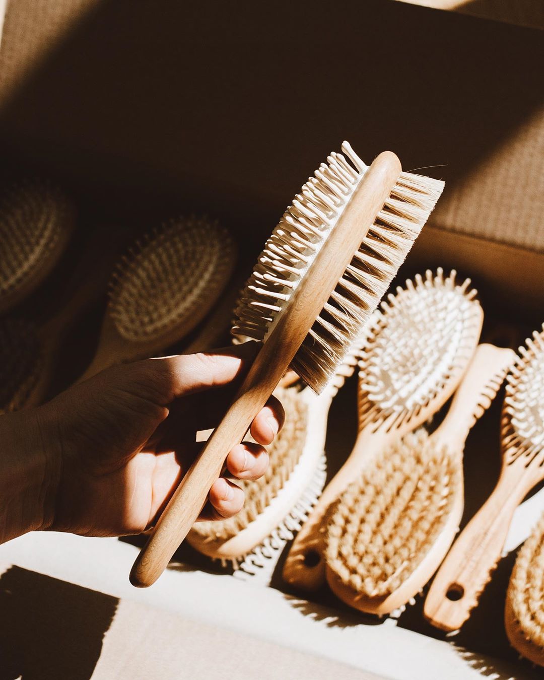 Szczotkowanie na sucho: jak to robić? [efekty, opinie, dobre szczotki]