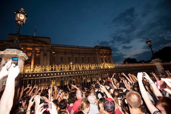 All-ONS_1595629-Tlumy_swietuja_Buckingham