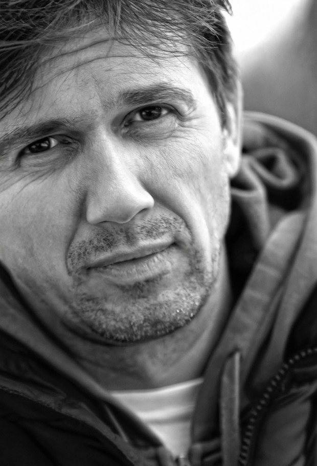 „Pewnego dnia spojrzałem w lustro i zobaczyłem wokół siebie pustkę. Jezus Maria! Mam 40 lat. Nie mam dzieci, a za to dużo pieniędzy. Więcej niż potrzebuję. Tylko nie mam dla kogo ich zarabiać i wielu rzeczy jeszcze nie przeżyłem. Rzuciłem pracę”.