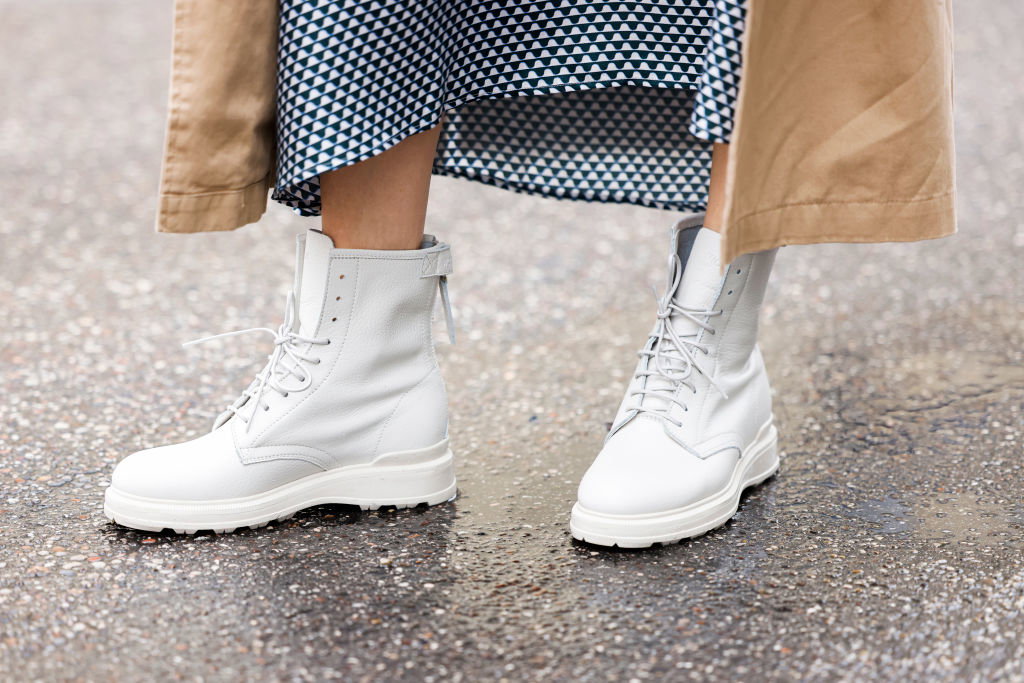 Białe botki na jesień i zimę - totalny hit sezonu czy kicz?