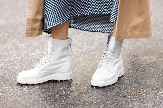 Białe botki na jesień i zimę - totalny hit sezonu czy kicz?