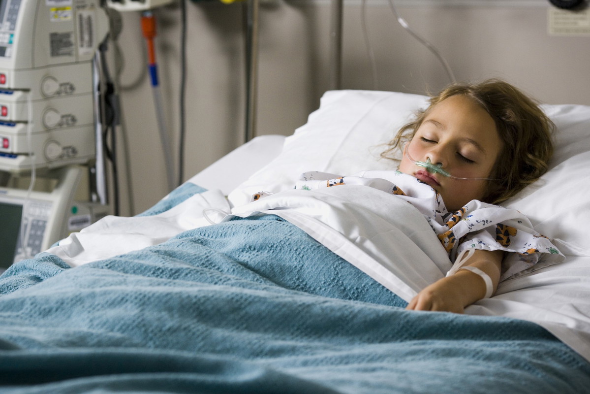 7-latka zadławiła się cukierkiem. Roztrzęsiona matka wpadła w panikę. To, co zrobił ten policjant zasługuje na bohaterstwo