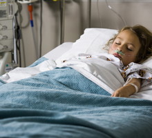 7-latka zadławiła się cukierkiem. Roztrzęsiona matka wpadła w panikę. To, co zrobił ten policjant zasługuje na bohaterstwo