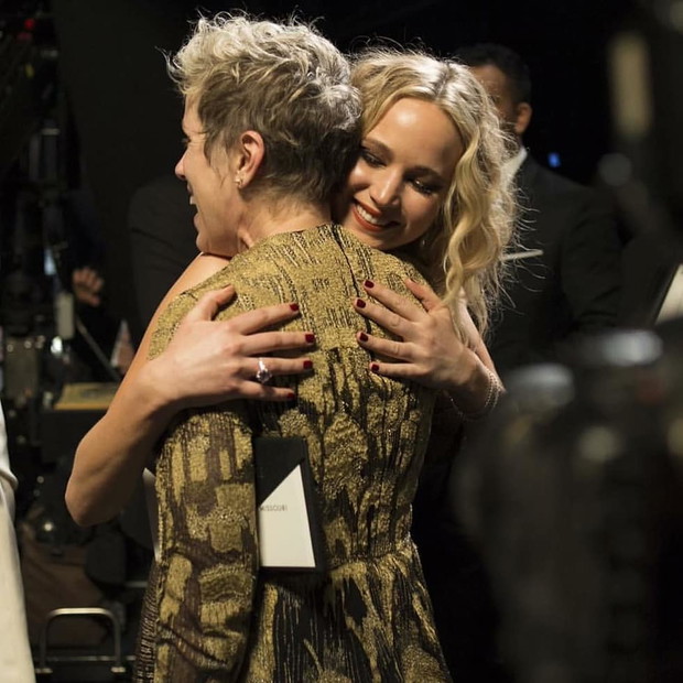 Oskary 2018: Laureatka Oskara dla najlepszej aktorki, Frances McDormand, w objęciach Jennifer Lawrence