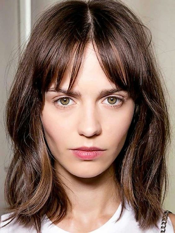 Włosy do ramion z grzywką