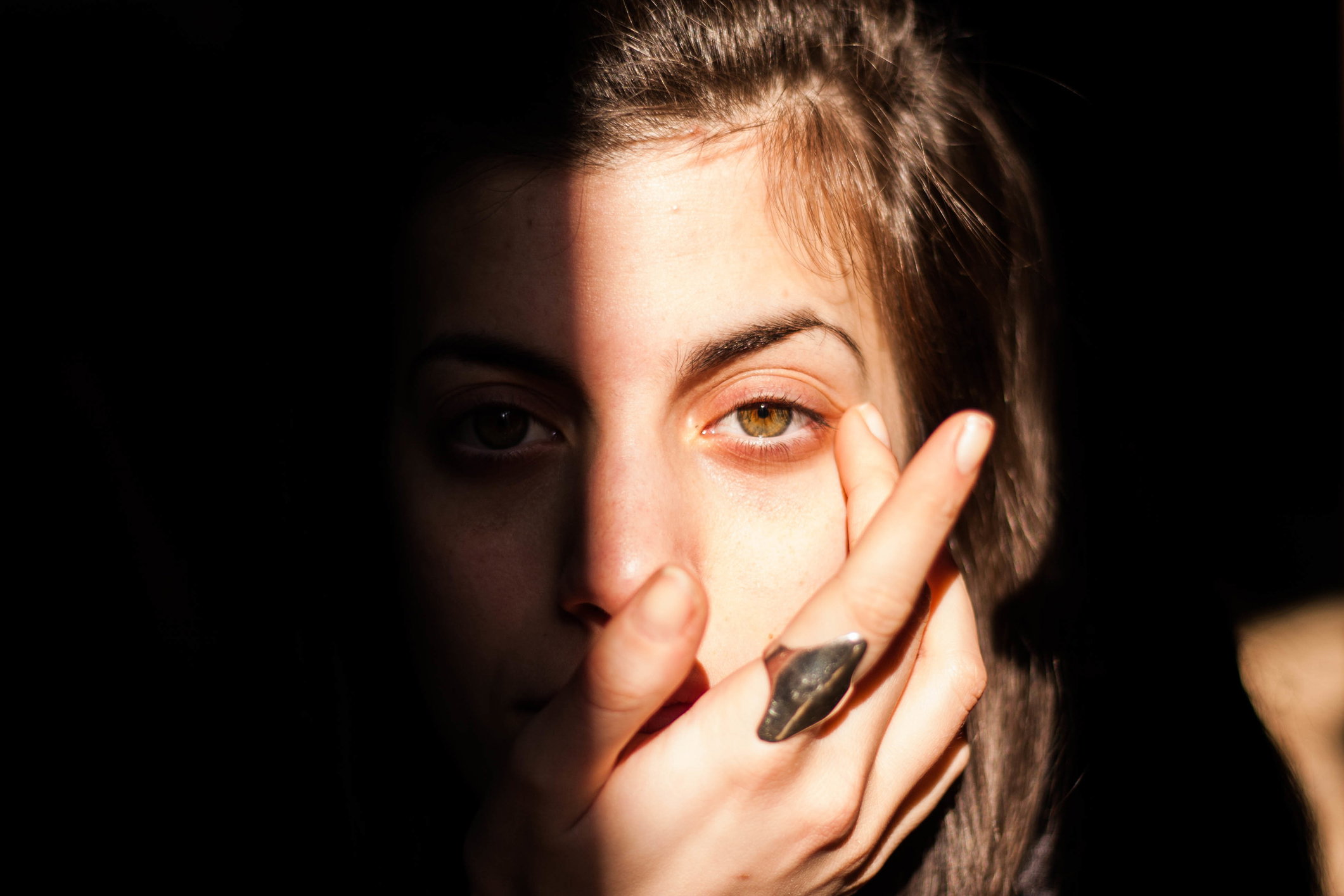 Czerwona szminka na cienie pod oczami