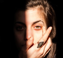 Czerwona szminka na cienie pod oczami