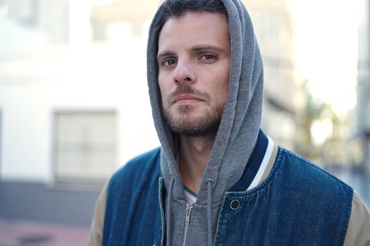 zamyślony mężczyzna