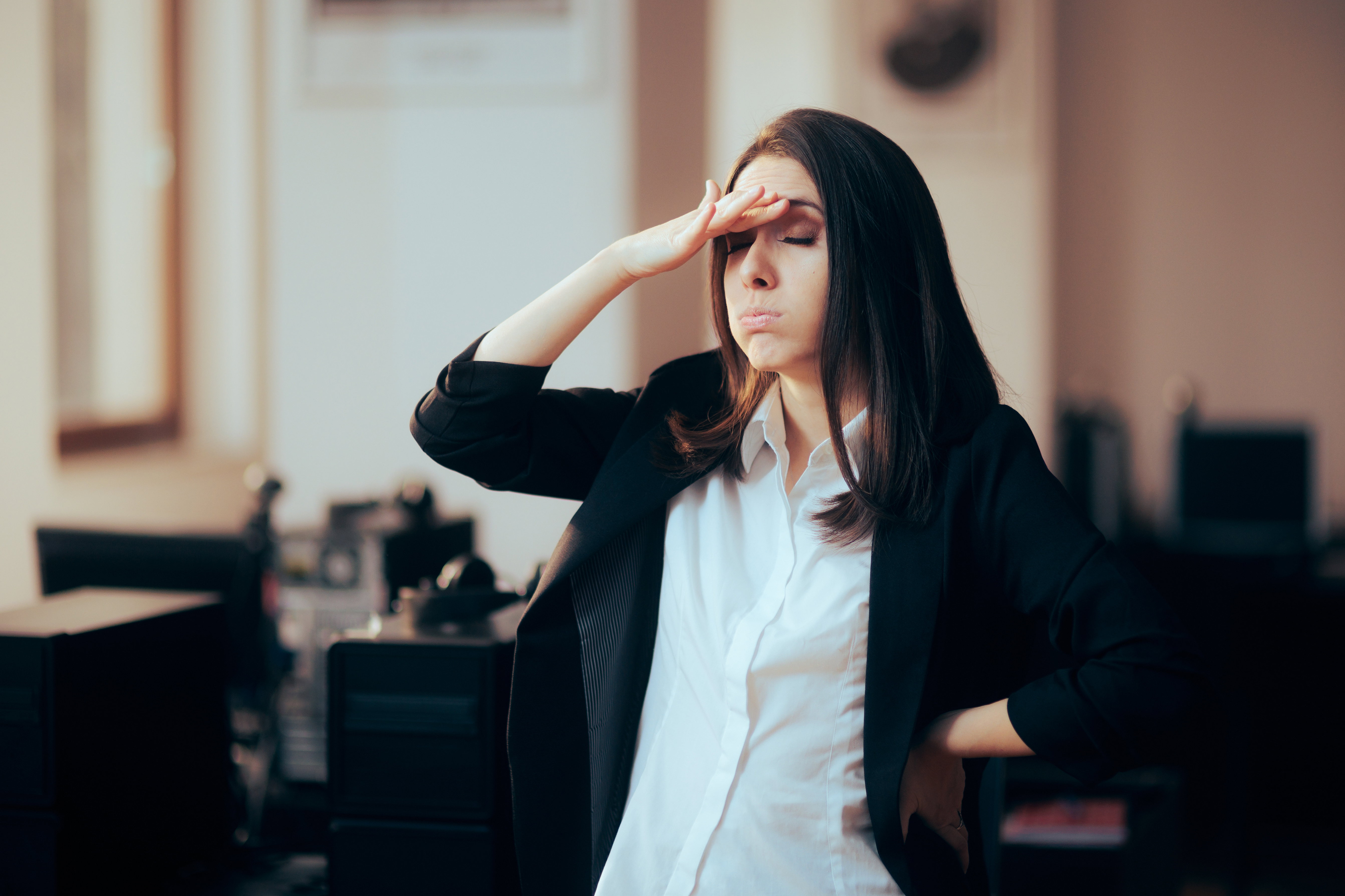 załamana kobieta myśli o narzeczonym