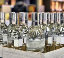 Wódka na wesele: jaką wybrać? Gdzie kupić? Jak obliczyć potrzebną ilość? Kto powinien ją roznosić?