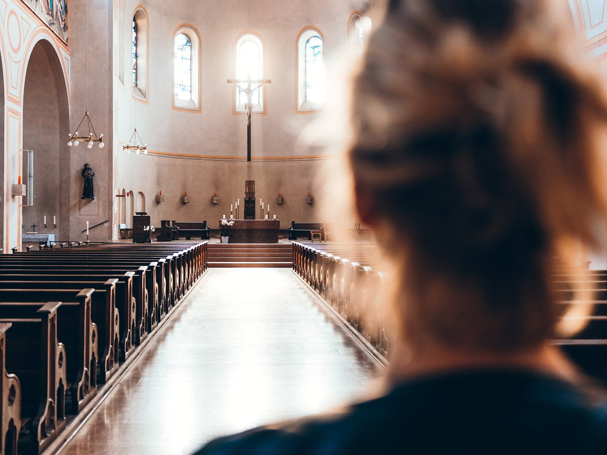 kobieta zła na księdza