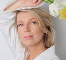 Magda Mołek w tej wiosennej stylizacji wygląda obłędnie. Zapomnijcie o rurkach - te spodnie to HIT sezonu!