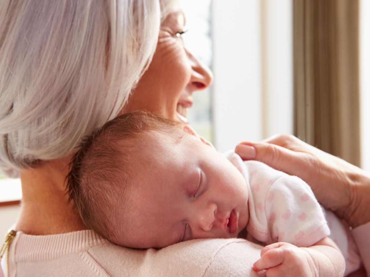 starsza kobieta z dzieckiem