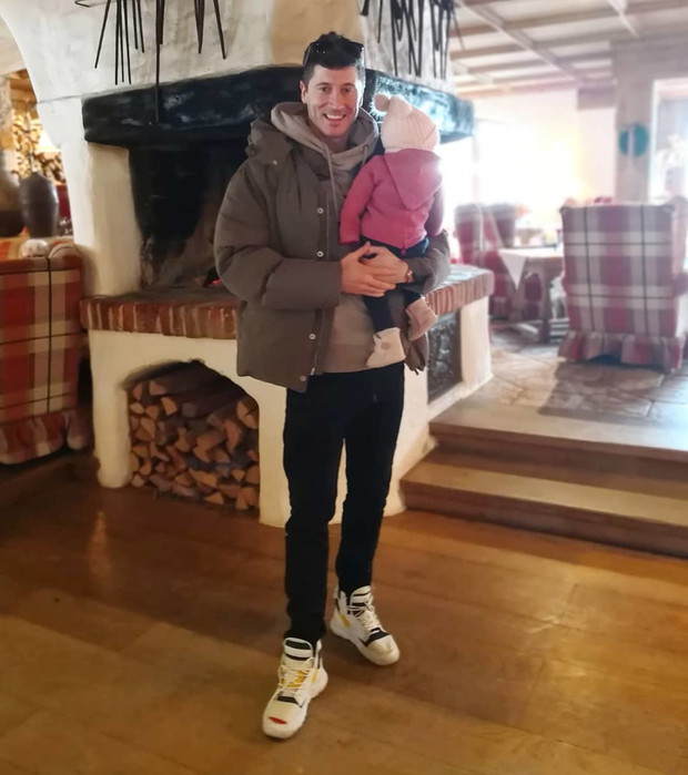 Robert Lewandowski z córeczką Klarą