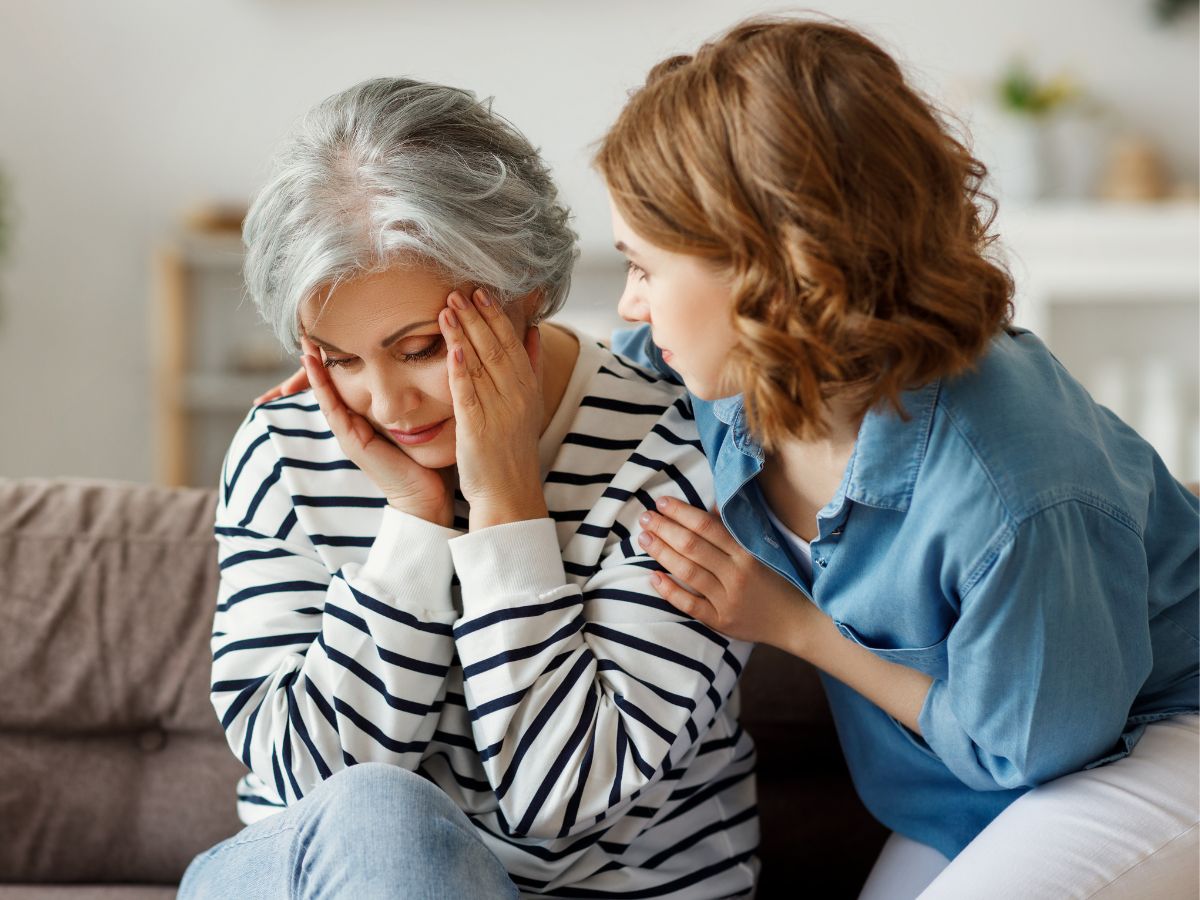 córka pociesza matkę