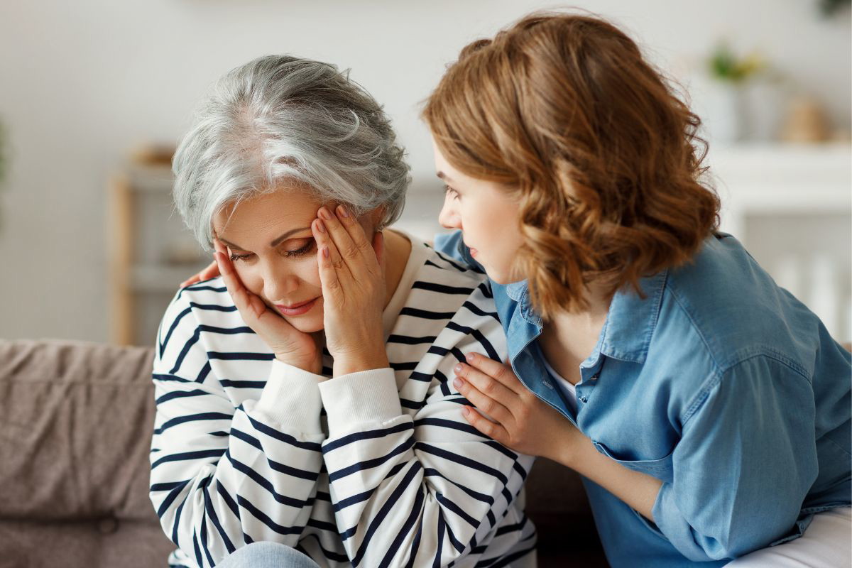 córka pociesza matkę