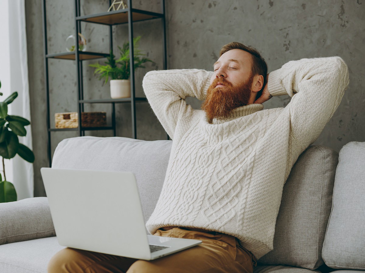 mężczyzna oddaje meble