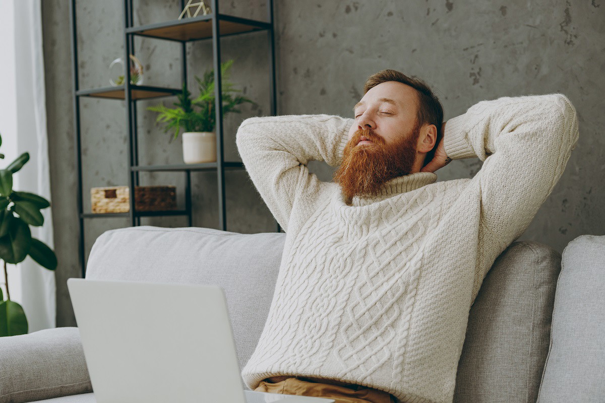 mężczyzna oddaje meble