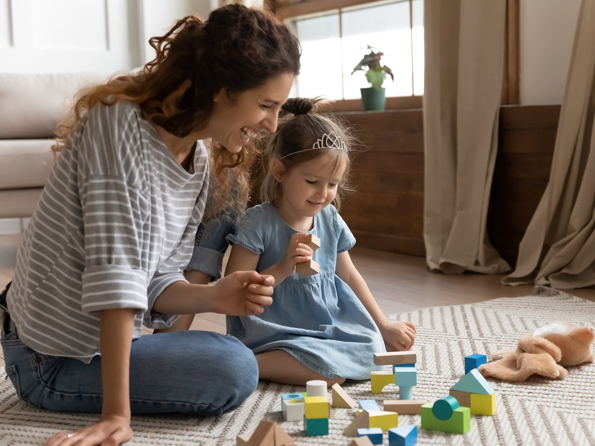 kobieta opiekująca się dziećmi