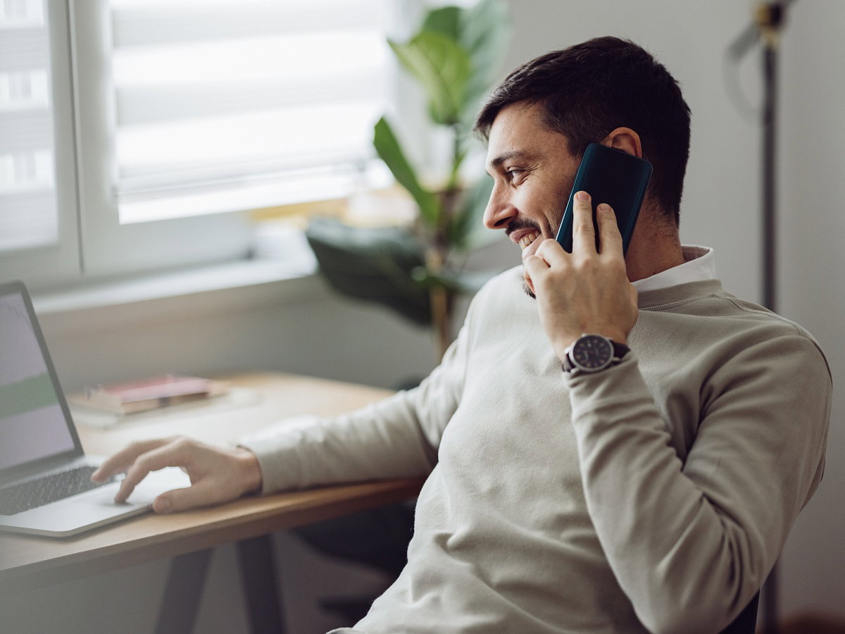 mężczyzna chce pomóc koledze