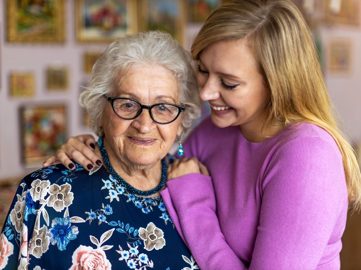młoda kobieta ze starszą panią