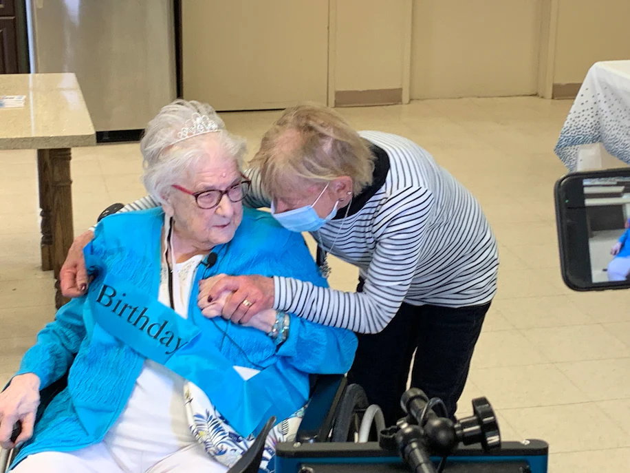 18-latka-oddala-corke-do-adopcji-kobiety-spotkaly-sie-po-80-latach1-973ac28