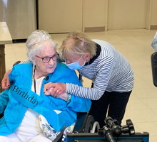 18-latka-oddala-corke-do-adopcji-kobiety-spotkaly-sie-po-80-latach1-973ac28