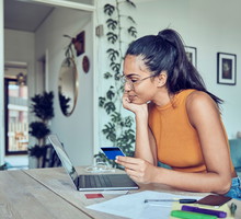"Kobiety w inwestowaniu są ostrożniejsze od mężczyzn" - podkreśla ekspertka od finansów i zdradza, jakie błędy najczęściej popełniamy