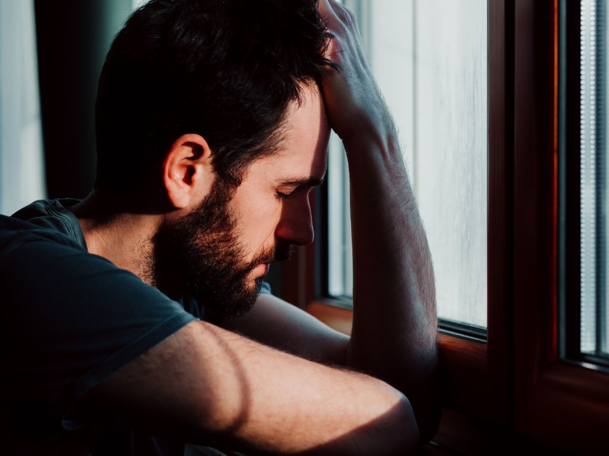 płaczący mężczyzna