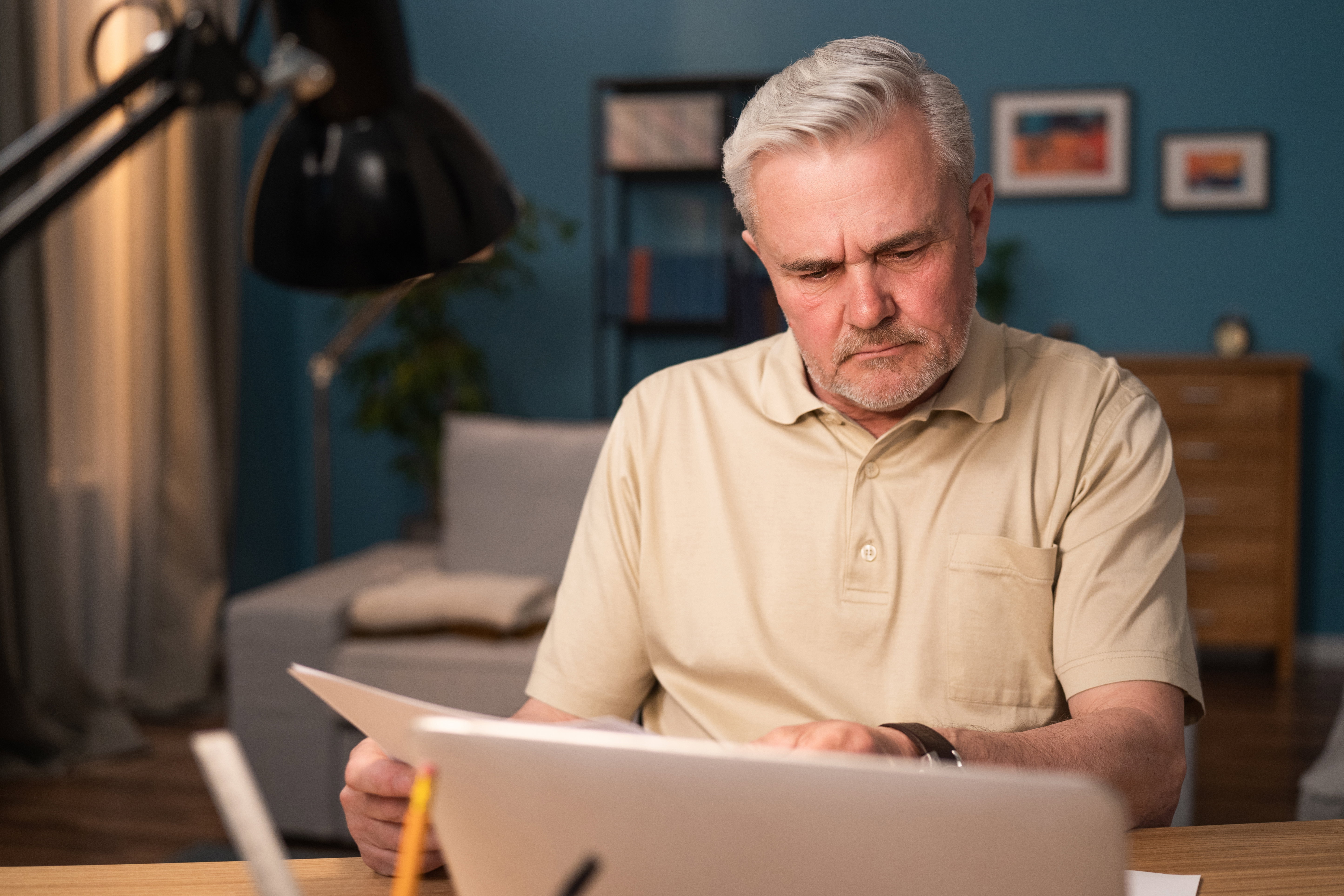 zły mężczyzna broni matki