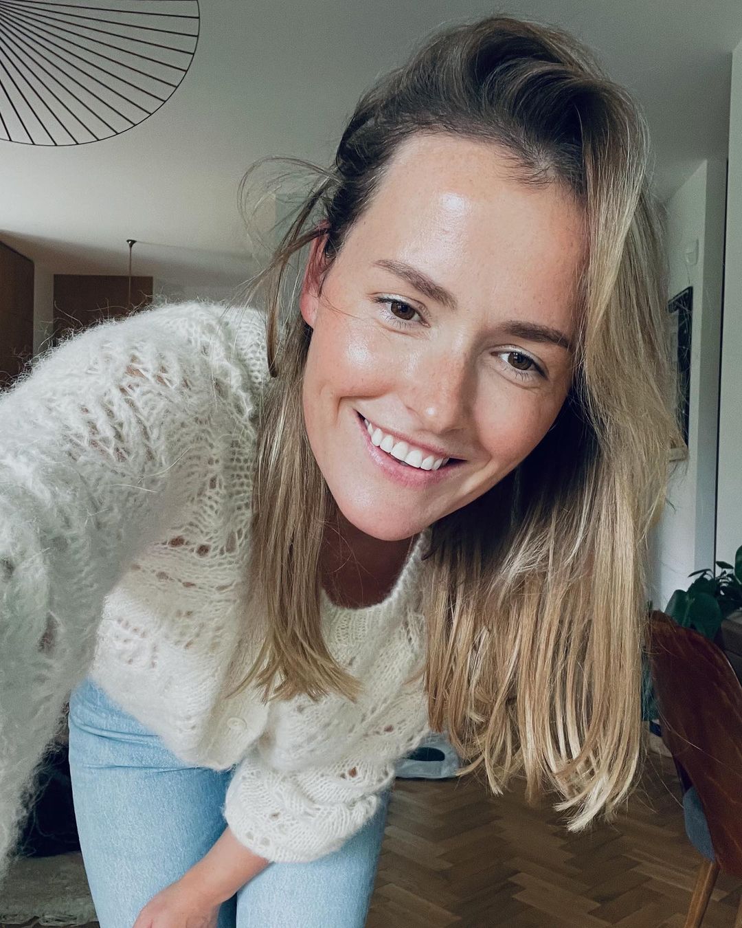 Olga Frycz pofarbowała włosy w domu farbą za 20 zł. "Jajecznica", "żółte jak włosy Donalda Trumpa". Przypomniało wam się liceum?