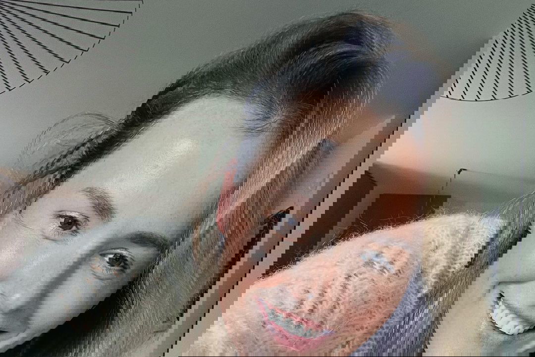 Olga Frycz pofarbowała włosy w domu farbą za 20 zł. "Jajecznica", "żółte jak włosy Donalda Trumpa". Przypomniało wam się liceum?