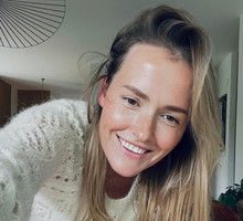 Olga Frycz pofarbowała włosy w domu farbą za 20 zł. "Jajecznica", "żółte jak włosy Donalda Trumpa". Przypomniało wam się liceum?