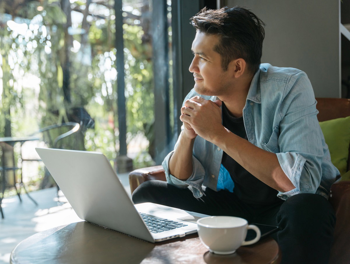 mężczyzna marzy o pieniądzach