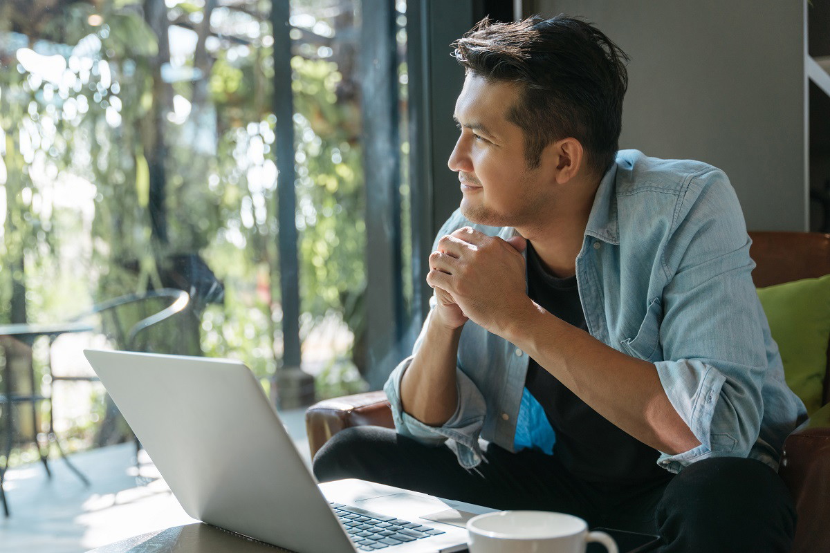 mężczyzna marzy o pieniądzach