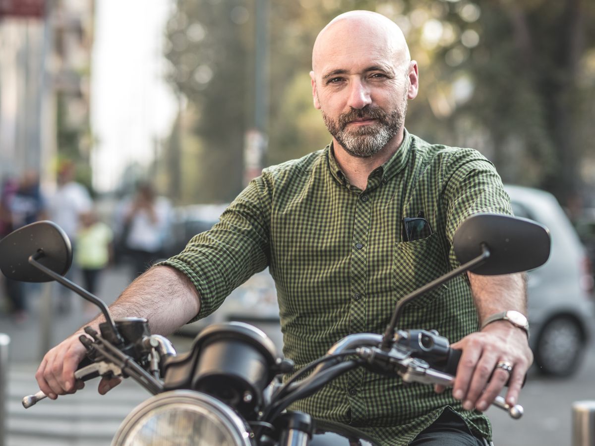 mężczyzna na motorze