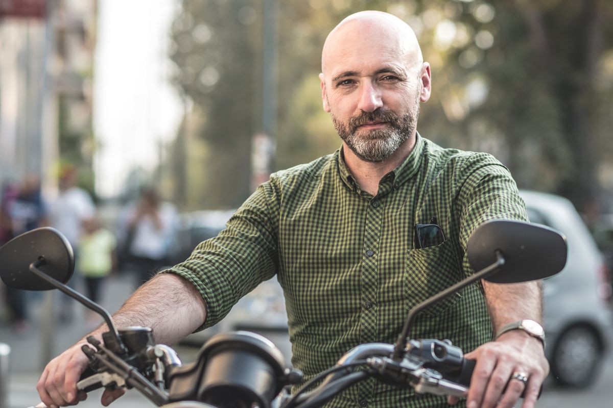 mężczyzna na motorze